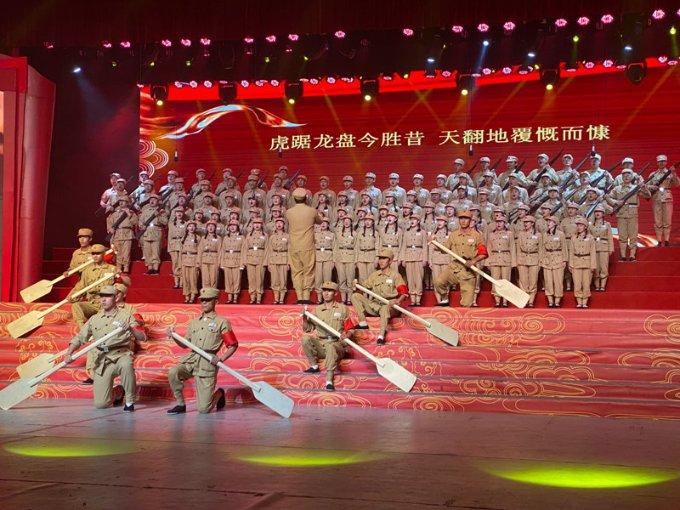 逃离黑与白的房间